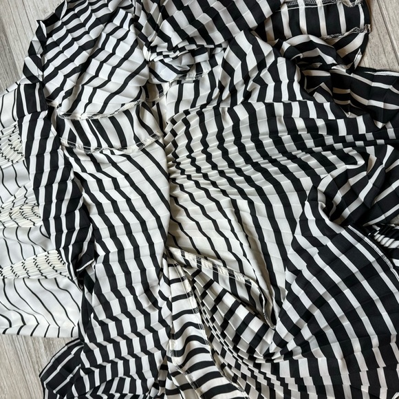 ANTHROPOLOGIE  EVA FRANCO Pleated Skirt Black & White Size 6 - Picture 4 of 10